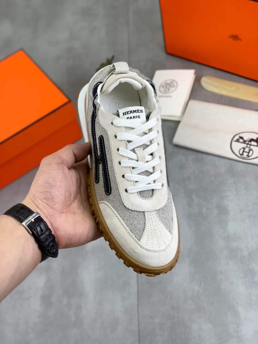 Men's men's shoes 💰P600 New model Top version Original order Hermes Hermès men's Drift Sneaker Summer new casual sports shoes Original purchase, development, production H family men's classic series, technological breathable fabrics with cowhide, casual sports shoes, casual shoes, sports dad shoes combine high-tech breathable materials and cowhide, H family exclusive button decoration on the side. The outsole is full of H italic design and bright colors to show vitality and continue the brand design inspiration. Stroll around the city lightly and feel free and comfortable. Delivered in exquisite packaging 🛍📦 ▪️Fabric: original customized breathable material + first-layer cowhide ▪️Inner: cowhide feet ▪️Outsole: molded and evacuated PU+TPU material ▪️Size: 35-45 Multiple colors available Premium packaging